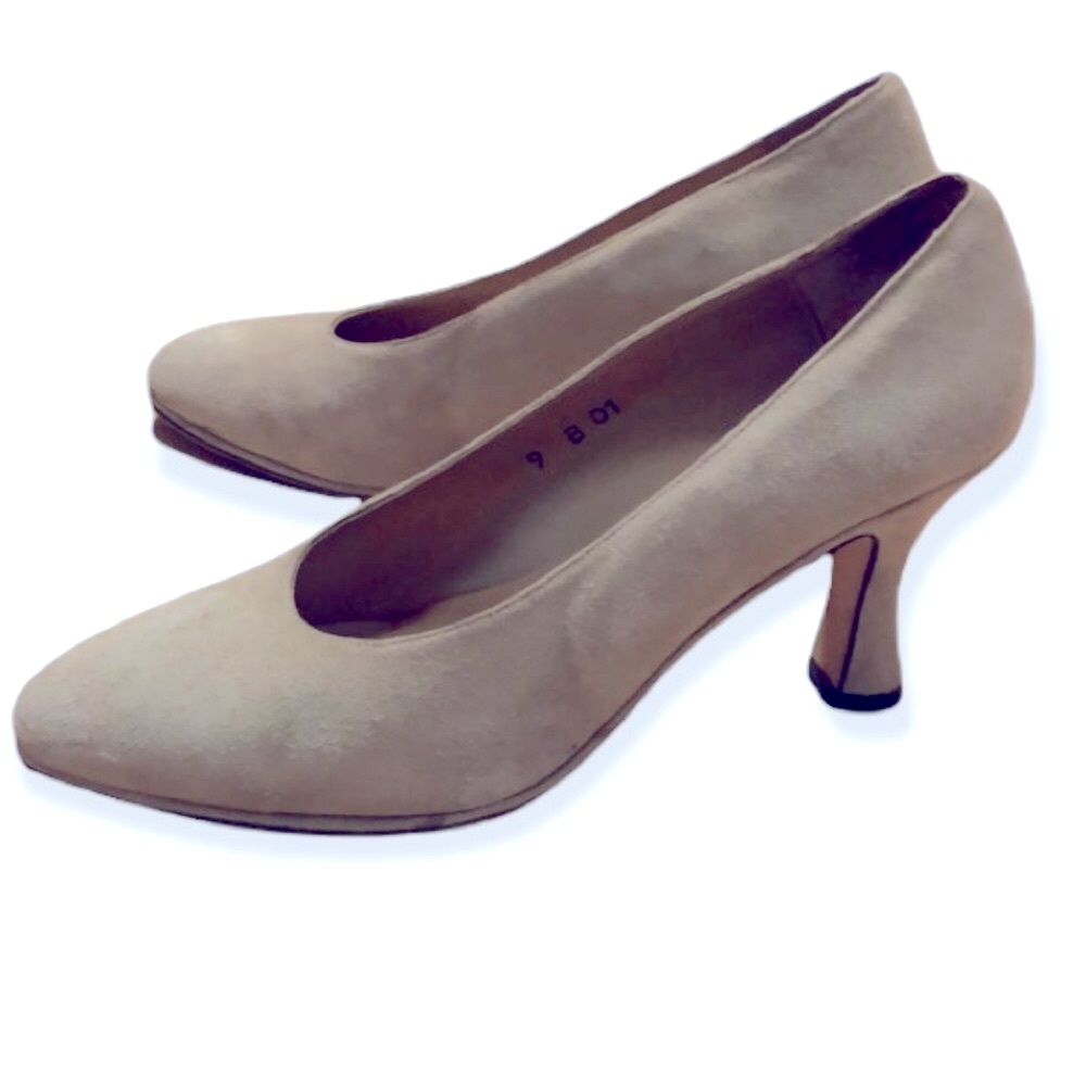 Bloomingdale’s Made in Spain Suede pumps